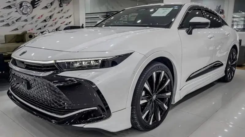 Toyota Crown 2025, Toyota Crown Hybrid, Crown 2025 Launch, Toyota Coupe-SUV, New Toyota Crown, Crown 2025 Features, Hybrid Luxury SUV, Toyota Crown Interior, Crown Safety Features, Toyota SUV 2025, Luxury SUV Launch, Crown 2025 Price, Toyota Crown Technology, Futuristic SUV, Toyota Crown Review